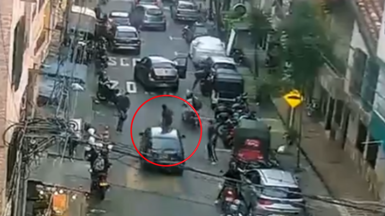 A golpes y con el carro en marcha: brutal pelea entre conductores en Itagüí A golpes y con el carro en marcha: brutal pelea entre conductores en Itagüí