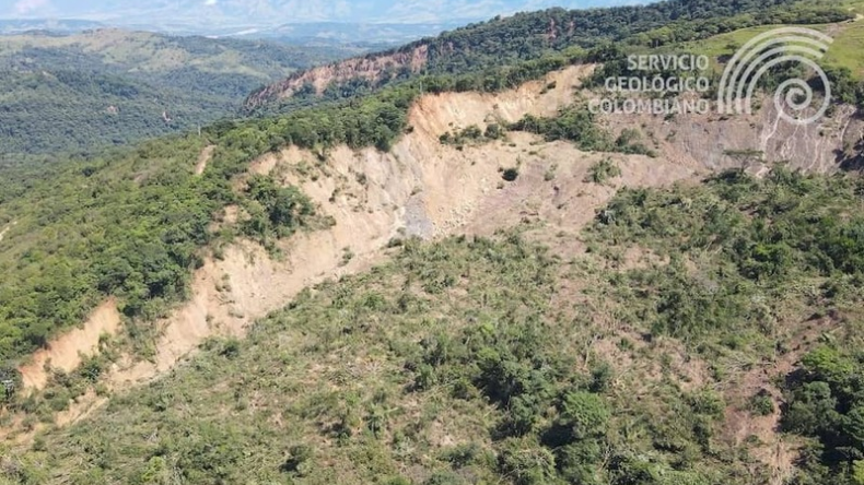 Paratebueno en alerta por gigantesco deslizamiento tras sismo Paratebueno en alerta por gigantesco deslizamiento tras sismo