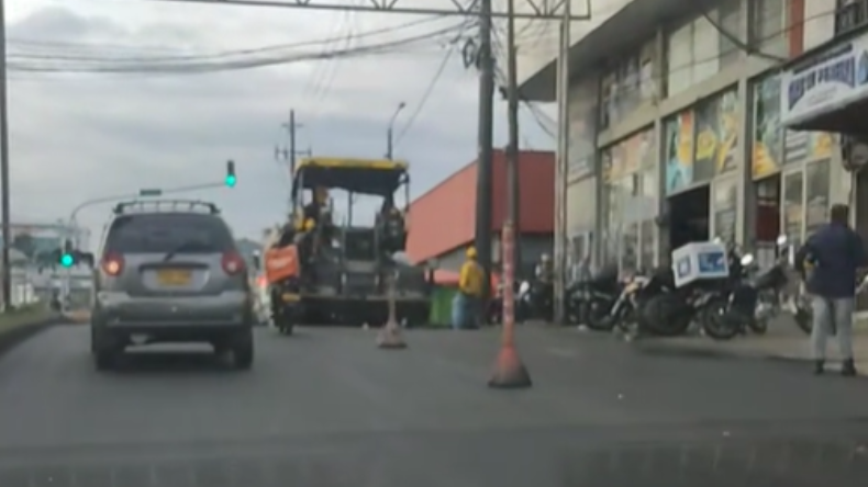 Conductor le muestra a Aranda cómo arreglan las vías en Pereira Conductor le muestra a Aranda cómo arreglan las vías en Pereira