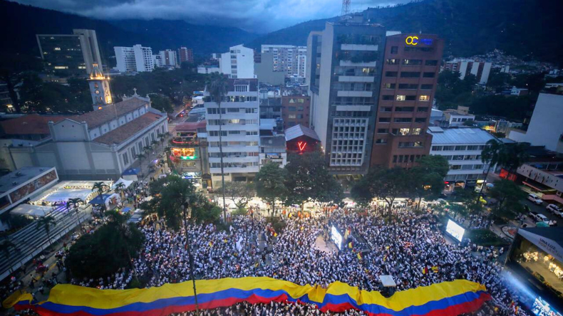Miles de personas se unieron en Ibagué para pedir por la paz y la reconciliación Miles de personas se unieron en Ibagué para pedir por la paz y la reconciliación