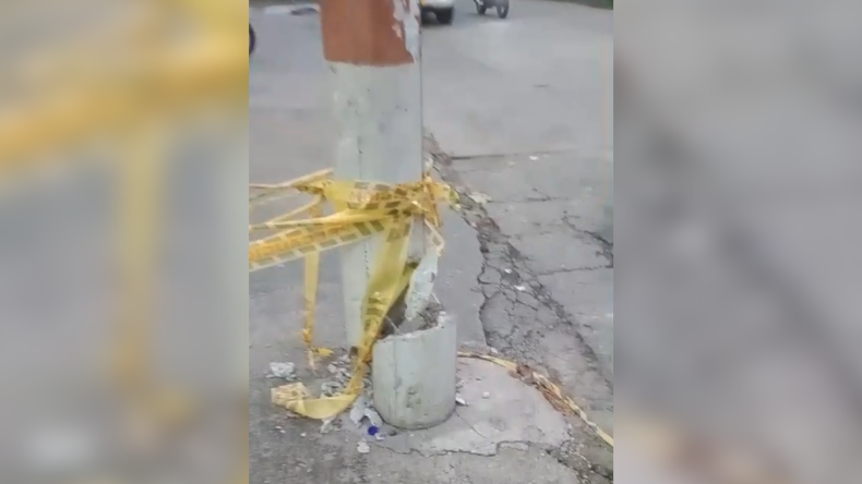 Poste a punto de caerse pone en riesgo a la comunidad de un barrio de Ibagué Poste a punto de caerse pone en riesgo a la comunidad de un barrio de Ibagué