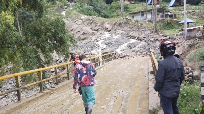 Creciente súbita en el Cañón del Combeima obligó a cierre del puente entre Juntas y Villa Restrepo Creciente súbita en el Cañón del Combeima obligó a cierre del puente entre Juntas y Villa Restrepo