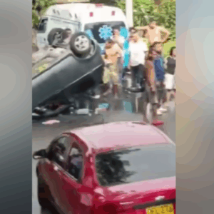 Accidente de tránsito en la Avenida Fantasma dejó dos vehículos volcados Accidente de tránsito en la Avenida Fantasma dejó dos vehículos volcados