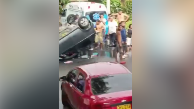 Accidente de tránsito en la Avenida Fantasma dejó dos vehículos volcados Accidente de tránsito en la Avenida Fantasma dejó dos vehículos volcados