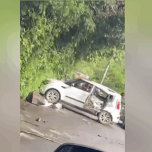 Enorme roca cayó sobre un vehículo en la vía al Cañón del Combeima Enorme roca cayó sobre un vehículo en la vía al Cañón del Combeima