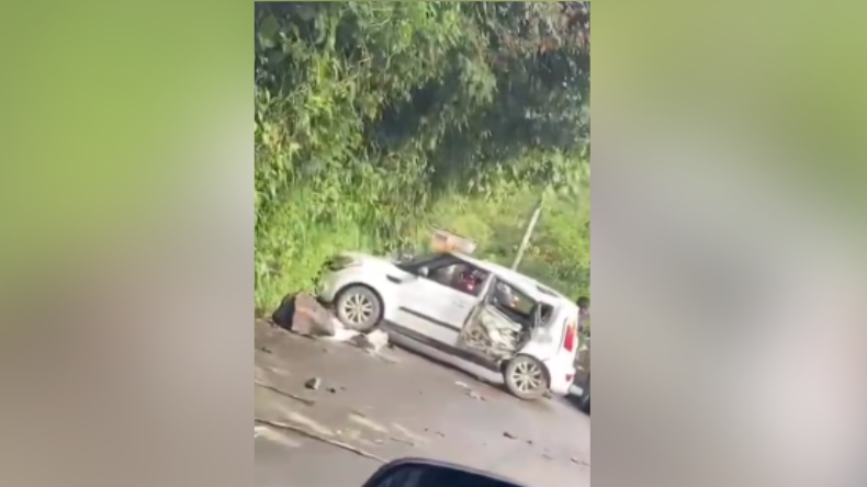 Enorme roca cayó sobre un vehículo en la vía al Cañón del Combeima Enorme roca cayó sobre un vehículo en la vía al Cañón del Combeima