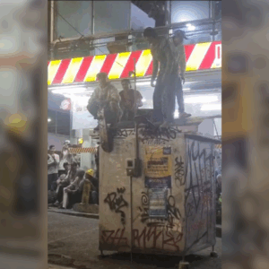Jóvenes arriesgan sus vidas al usar una caseta como rampa en Ibagué