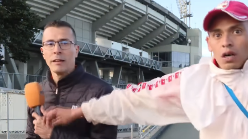 Hinchas de Santa Fe agredieron a periodista de Telemedellín Hinchas de Santa Fe agredieron a periodista de Telemedellín