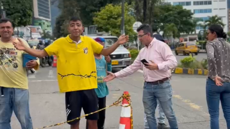 Los Tapahuecos denunciaron que la Alcaldía de Ibagué no les permitió tapar un hueco Los Tapahuecos denunciaron que la Alcaldía de Ibagué no les permitió tapar un hueco