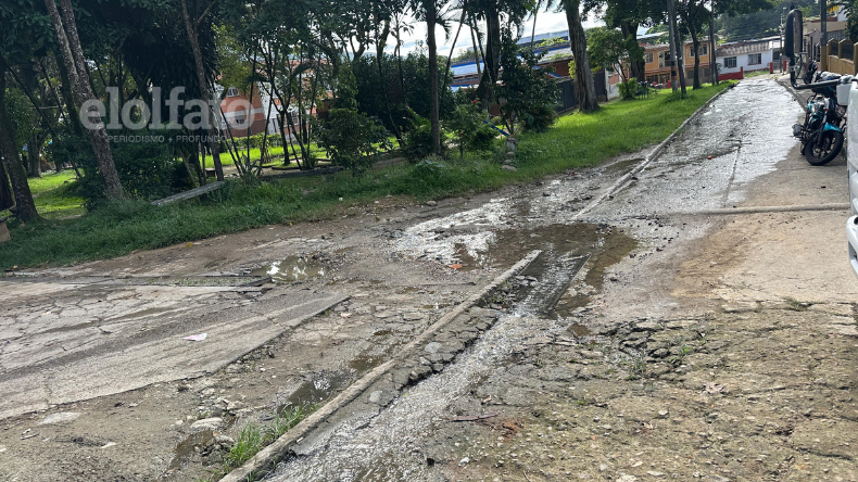 Más de un mes lleva dañada una tubería de aguas residuales en barrio de Ibagué