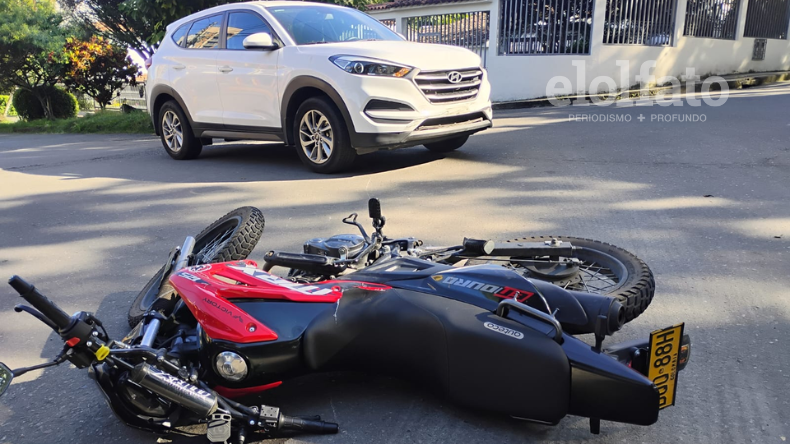 Motociclista herido tras ser embestido por camioneta en Ibagué