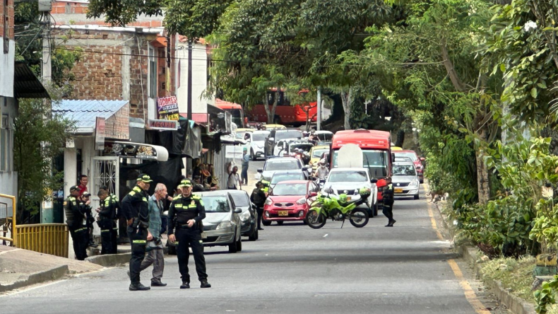Propietario de maleta abandonada en la avenida Guabinal llegó al lugar de los hechos Propietario de maleta abandonada en la avenida Guabinal llegó al lugar de los hechos