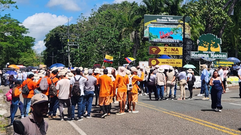 Bloquean la vía Medellín – Bogotá por protesta de trabajadores de la Hacienda Nápoles Bloquean la vía Medellín – Bogotá por protesta de trabajadores de la Hacienda Nápoles