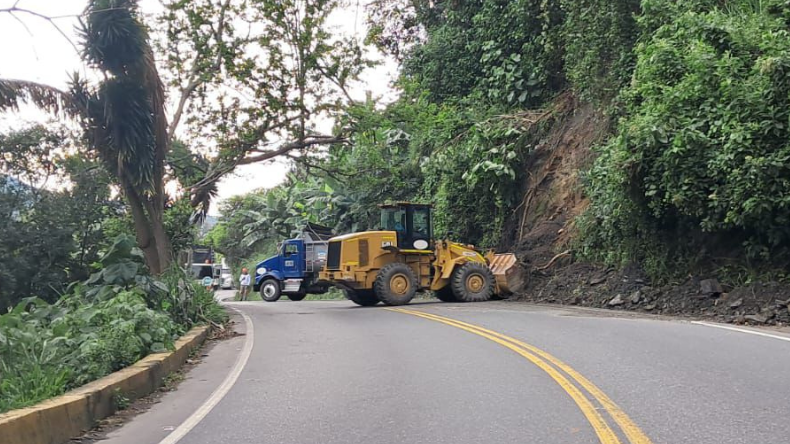 Cierre parcial en la vía Ibagué – Cajamarca por derrumbe Cierre parcial en la vía Ibagué – Cajamarca por derrumbe