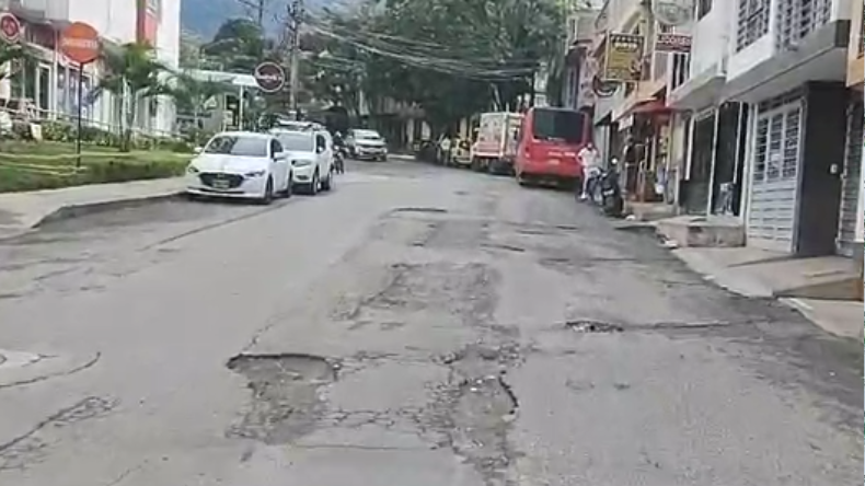 «Sacan pecho por tres metros de pavimento»: denuncian obras mediocres en Ibagué «Sacan pecho por tres metros de pavimento»: denuncian obras mediocres en Ibagué