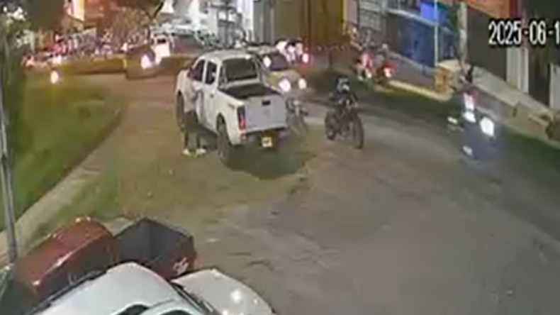 Delincuente rompió el vidrió de una camioneta y se llevó un bolso con equipo topográfico Delincuente rompió el vidrió de una camioneta y se llevó un bolso con equipo topográfico