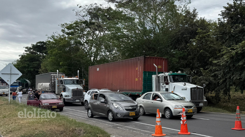 Cientos de viajeros atrapados por bloqueos del paro arrocero en la salida de Ibagué