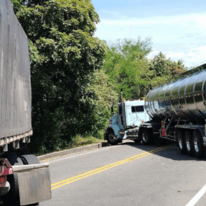 Camioneros bloquean vía entre Armero y Lérida