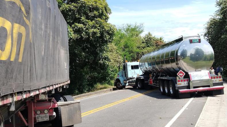 Camioneros bloquean vía entre Armero y Lérida Camioneros bloquean vía entre Armero y Lérida