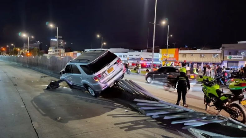 Camioneta terminó sobre barandas de Transmilenio en Bogotá