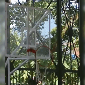 Se dañó aro de baloncesto del recién inaugurado polideportivo de Onzaga
