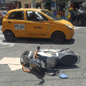 Violento choque en pleno centro de Ibagué: motociclista resultó arrastrada