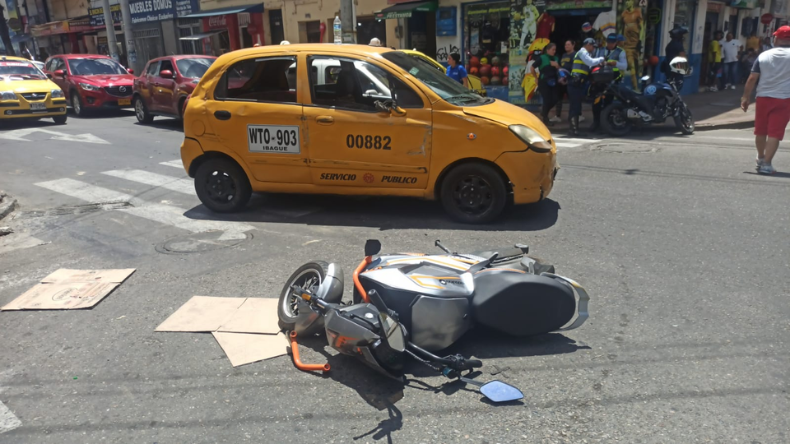 Violento choque en pleno centro de Ibagué: motociclista resultó arrastrada Violento choque en pleno centro de Ibagué: motociclista resultó arrastrada
