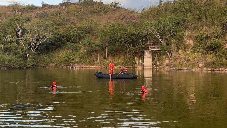 Patrullero de la Policía desapareció en un lago del CENOP Patrullero de la Policía desapareció en un lago del CENOP