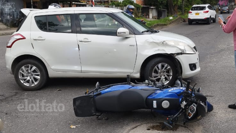 Particular y una motocicleta colisionaron sobre 37 con Guabinal en Ibagué Particular y una motocicleta colisionaron sobre 37 con Guabinal en Ibagué