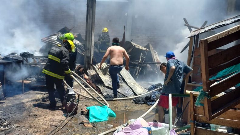 Voraz incendio consumió fábrica de colchones en Ibagué Voraz incendio consumió fábrica de colchones en Ibagué