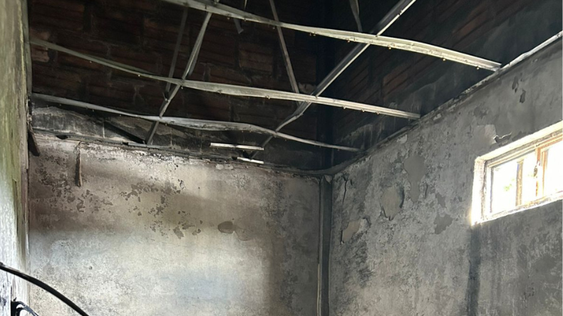 Incendio arrasó con vivienda ante la mirada pasiva de los bomberos Incendio arrasó con vivienda ante la mirada pasiva de los bomberos