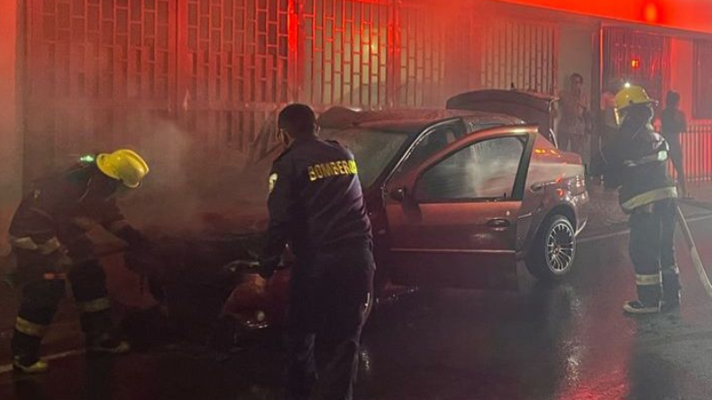 Un vehículo se incendió en el centro de Ibagué y quedó destruido Un vehículo se incendió en el centro de Ibagué y quedó destruido