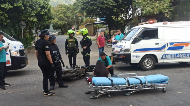 Motociclista resultó herida tras chocar contra un taxi en el barrio La Macarena Motociclista resultó herida tras chocar contra un taxi en el barrio La Macarena
