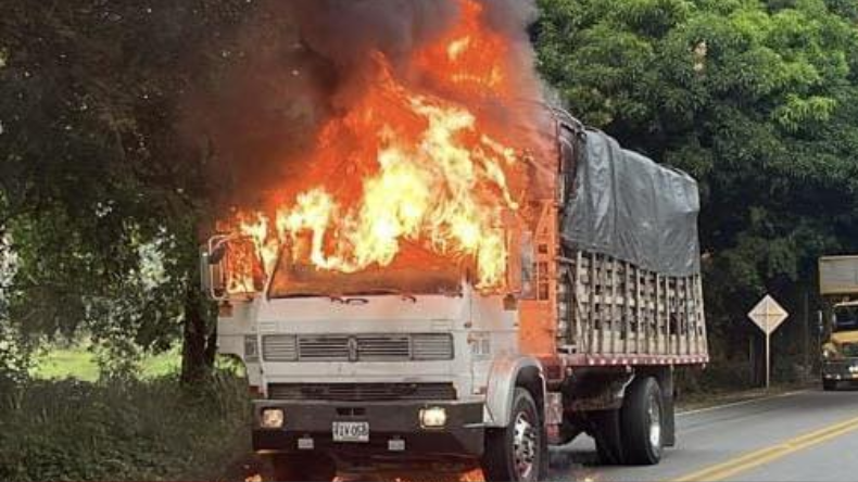 Falla eléctrica habría provocado incendio de camión en Mariquita Falla eléctrica habría provocado incendio de camión en Mariquita