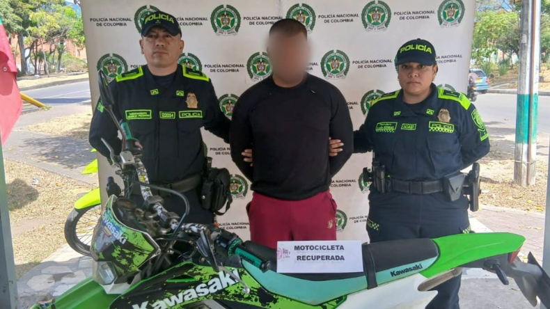Policía captura a joven con moto reportada como robada en 2023