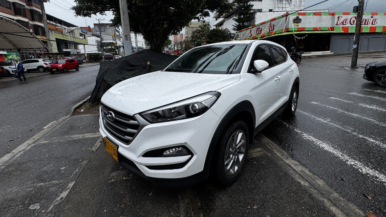 Camioneta terminó en el separador de la carrera Quinta de Ibagué Camioneta terminó en el separador de la carrera Quinta de Ibagué