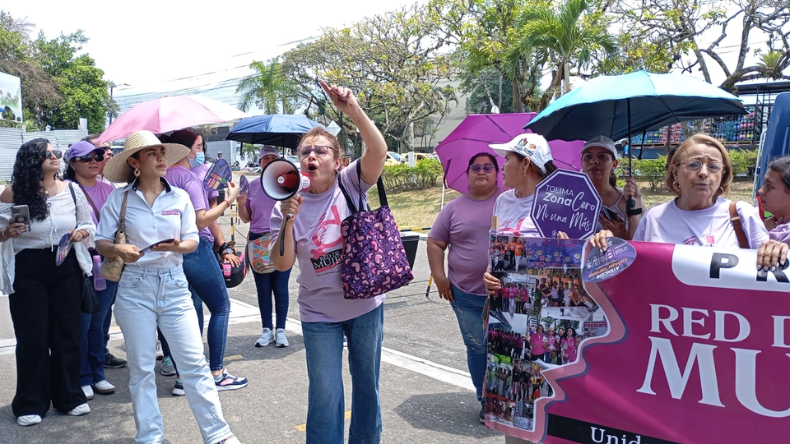 Red de mujeres rechaza maltrato de Hurtado a Johana Aranda Red de mujeres rechaza maltrato de Hurtado a Johana Aranda