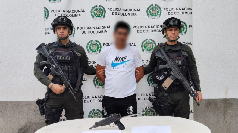 Incautan mini uzi y pistola traumática en Ataco tras pelea callejera Incautan mini uzi y pistola traumática en Ataco tras pelea callejera