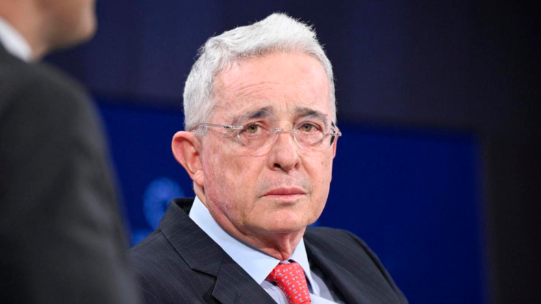 Álvaro Uribe recupera la libertad tras tutela que tumbó la orden de prisión domiciliaria Álvaro Uribe recupera la libertad tras tutela que tumbó la orden de prisión domiciliaria