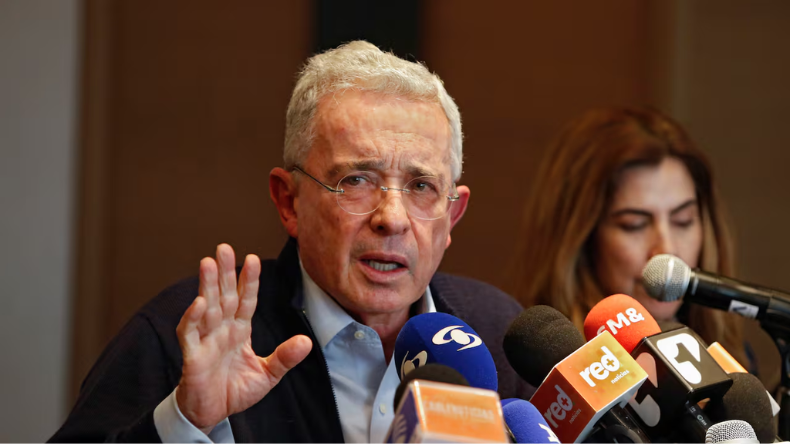 Uribe rompe el silencio tras condena y arremete contra Petro Uribe rompe el silencio tras condena y arremete contra Petro