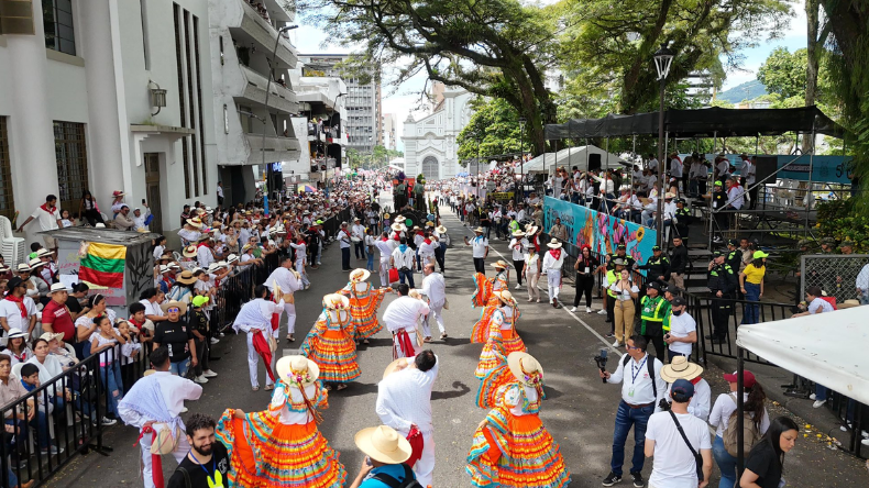 Zanquero resultó herido durante el desfile de San Pedro en Ibagué Zanquero resultó herido durante el desfile de San Pedro en Ibagué