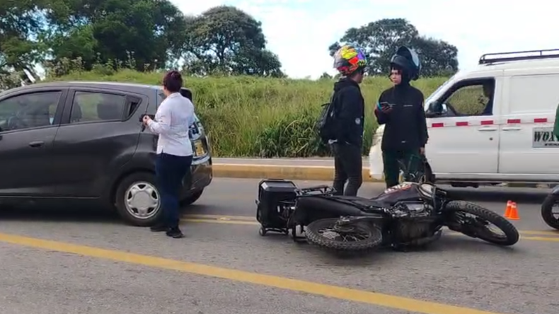 Motociclista herido al ser arrollado en la vía a El Salado