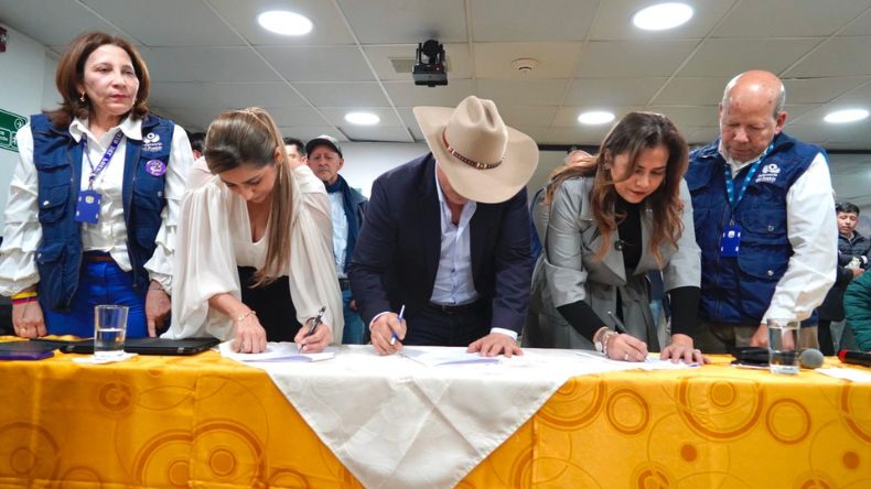 Gobierno y arroceros logran acuerdo y se levanta el paro nacional Gobierno y arroceros logran acuerdo y se levanta el paro nacional