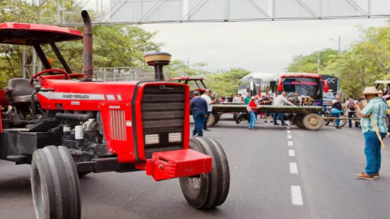 Bloqueos viales continúan en el Tolima por paro arrocero