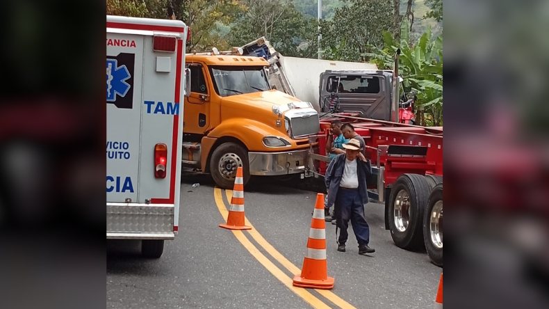 Persiste trancón en la vía Ibagué– Cajamarca por retiro de contenedor