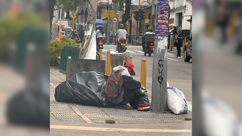 Continúan las quejas por el incremento de habitantes de calle: agresividad y regueros de basura son la constante Continúan las quejas por el incremento de habitantes de calle: agresividad y regueros de basura son la constante