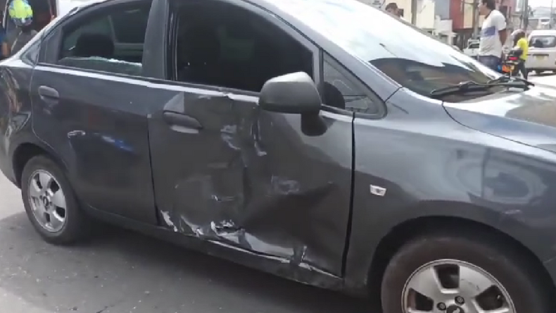 Aparatoso accidente entre un automóvil y una motocicleta en Ibagué