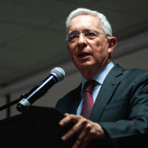 Uribe anuncia manifestación pública en Bogotá y visitará la tumba de Miguel Uribe