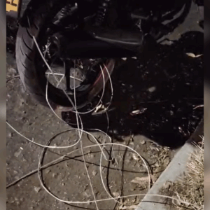 Cables sueltos provocan caída de motociclista y adulta mayor en Ibagué Cables sueltos provocan caída de motociclista y adulta mayor en Ibagué