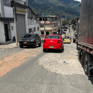 Ciudadanos denuncian abandono vial en el barrio Hipódromo